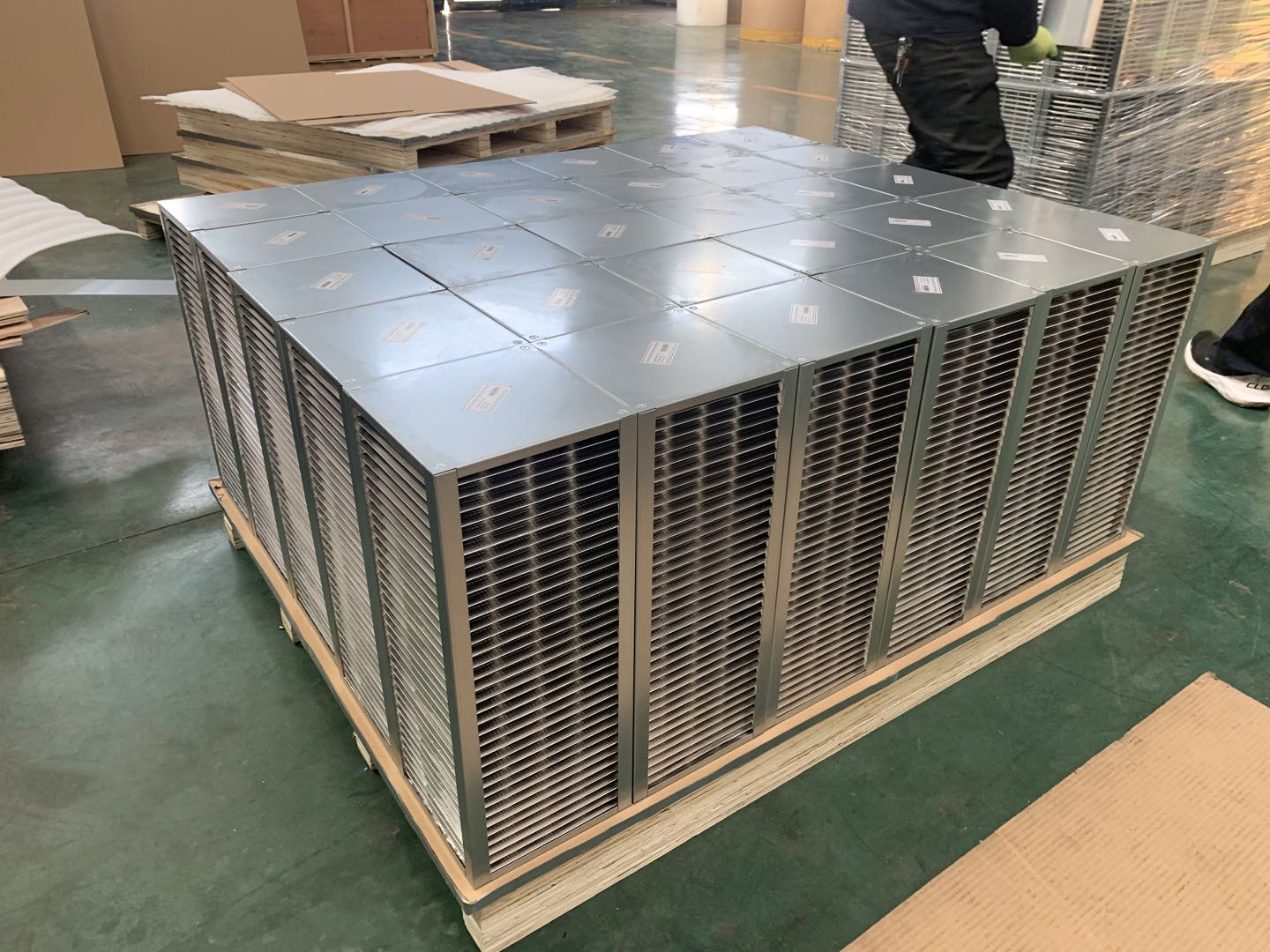 新年伊始，出口英国货物发车(图2)