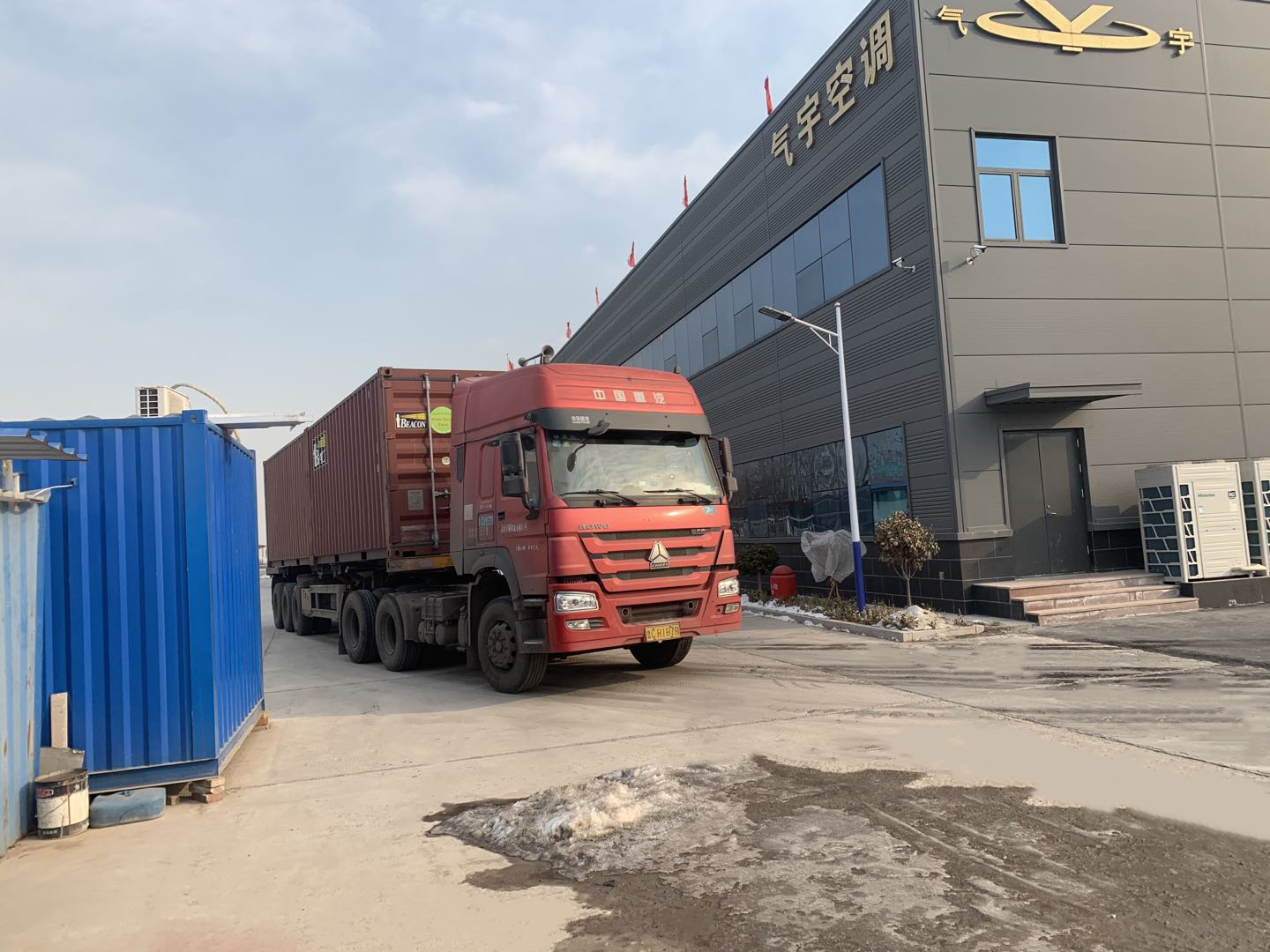 新年伊始，出口英国货物发车(图1)